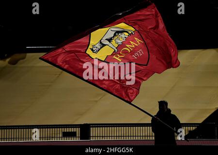 Rom, Italien. 16th Januar 2022. Vor dem Fußballspiel der Serie A zwischen AS Roma und Cagliari Calcio im Olimpico-Stadion in Rom (Italien), 16th. Januar 2022, winkt eine AS Roma-Flagge. Foto Andrea Staccioli/Insidefoto Kredit: Insidefoto srl/Alamy Live News Stockfoto