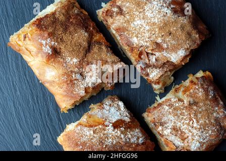 Bougatsa Griechische Süßgebäck Stockfoto