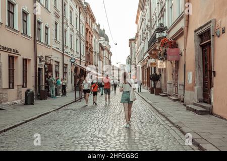 Menschen Touristen zu Fuß die Straße des rynok-Platz in der Altstadt von Lemberg an einem sonnigen Sommertag Stockfoto