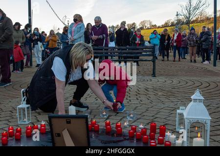 Bantry, West Cork, Irland. 16th Januar 2022. Etwa 800 Menschen versammelten sich heute Abend in Bantry, um eine Mahnwache zum Gedenken an Ashling Murphy abzuhalten. Frau Murphy wurde am Mittwochnachmittag am Ufer des Canale Grande, Co. Offaly, tot aufgefunden. Gardaí sind immer noch auf der Suche nach ihrem Mörder, der auf breiter Basis bleibt. Ein Mann wurde verhaftet und verhört, aber ohne Anklage freigelassen, nachdem er von jeglicher Beteiligung an diesem Verbrechen freigesprochen wurde. Kredit: Ed/Alamy Live Nachrichten Stockfoto