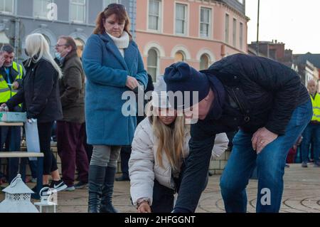 Bantry, West Cork, Irland. 16th Januar 2022. Etwa 800 Menschen versammelten sich heute Abend in Bantry, um eine Mahnwache zum Gedenken an Ashling Murphy abzuhalten. Frau Murphy wurde am Mittwochnachmittag am Ufer des Canale Grande, Co. Offaly, tot aufgefunden. Gardaí sind immer noch auf der Suche nach ihrem Mörder, der auf breiter Basis bleibt. Ein Mann wurde verhaftet und verhört, aber ohne Anklage freigelassen, nachdem er von jeglicher Beteiligung an diesem Verbrechen freigesprochen wurde. Kredit: Ed/Alamy Live Nachrichten Stockfoto