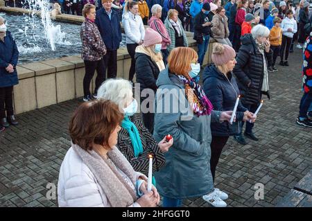 Bantry, West Cork, Irland. 16th Januar 2022. Etwa 800 Menschen versammelten sich heute Abend in Bantry, um eine Mahnwache zum Gedenken an Ashling Murphy abzuhalten. Frau Murphy wurde am Mittwochnachmittag am Ufer des Canale Grande, Co. Offaly, tot aufgefunden. Gardaí sind immer noch auf der Suche nach ihrem Mörder, der auf breiter Basis bleibt. Ein Mann wurde verhaftet und verhört, aber ohne Anklage freigelassen, nachdem er von jeglicher Beteiligung an diesem Verbrechen freigesprochen wurde. Kredit: Ed/Alamy Live Nachrichten Stockfoto