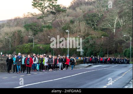 Bantry, West Cork, Irland. 16th Januar 2022. Zwischen 400-500 Personen versammelten sich heute Nachmittag in Bantry, um eine Mahnwache und einen Spaziergang in Erinnerung an Ashling Murphy abzuhalten. Auf dem Friedhof der Abtei wurde eine 5-minütige Stille gehalten, nachdem die Teilnehmer vom Platz in Bantry dorthin gegangen waren. Frau Murphy wurde am Mittwochnachmittag am Ufer des Canale Grande, Co. Offaly, tot aufgefunden. Gardai sucht immer noch nach ihrem Mörder, der auf breiter Basis bleibt. Quelle: AG News/Alamy Live News Stockfoto