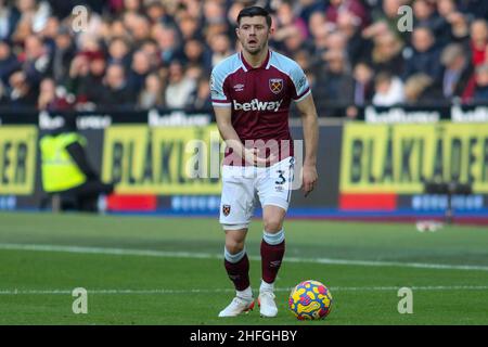 LONDON, Großbritannien JAN 16th Aaron Cresswell von West Ham United ruft während des Premier League-Spiels zwischen West Ham United und Leeds United am Sonntag, den 16th. Januar 2022 im London Stadium, Stratford, nach einem Spieler. (Kredit: Michael Driver | MI Nachrichten) Kredit: MI Nachrichten & Sport /Alamy Live Nachrichten Stockfoto