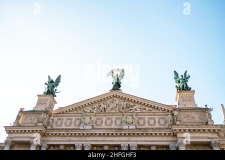 Giebel des Lviv Theater für Oper und Ballett gegen blauen Himmel, horizontales Bild Stockfoto