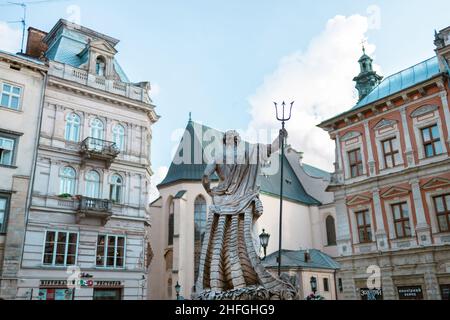 Blick auf die alte Straße der europäischen Stadt. Fassaden und Fenster des historischen Teils von Lemberg, Ukraine. Stockfoto