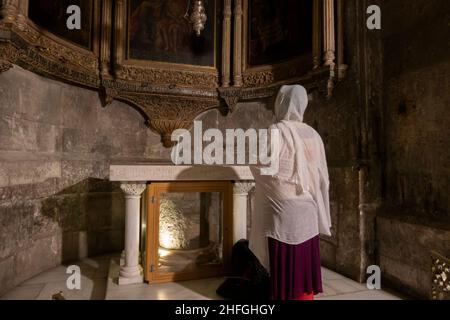 Ein äthiopisch-orthodoxer Christ betet in der griechisch-orthodoxen Kapelle des Spötters oder in der Kapelle der Dornenkrönung in der Heiligen Grabeskirche in der Altstadt von Ostjerusalem Israel Stockfoto