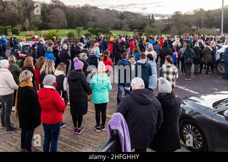 Bantry, West Cork, Irland. 16th Januar 2022. Zwischen 400-500 Personen versammelten sich heute Nachmittag in Bantry, um eine Mahnwache und einen Spaziergang in Erinnerung an Ashling Murphy abzuhalten. Auf dem Friedhof der Abtei wurde eine 5-minütige Stille gehalten, nachdem die Teilnehmer vom Platz in Bantry dorthin gegangen waren. Frau Murphy wurde am Mittwochnachmittag am Ufer des Canale Grande, Co. Offaly, tot aufgefunden. Gardai sucht immer noch nach ihrem Mörder, der auf breiter Basis bleibt. Quelle: AG News/Alamy Live News Stockfoto