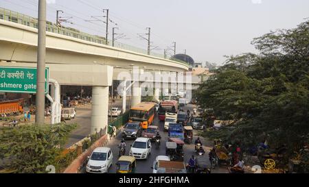 NEU-DELHI - INDIEN - 11. NOVEMBER 2020. Stau auf den verschmutzten Straßen von Neu-Delhi, Indien. Delhi hat die höchste Anzahl an Kraftfahrzeugen und die Stockfoto