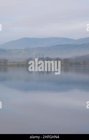Reflexionen über Windermere English Lake District Stockfoto
