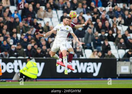 LONDON, Großbritannien JAN 16th Jack Harrison von Leeds United gewinnt den Ball in einem Kampfspiel mit Vladimír Coufal von West Ham United während des Premier League-Spiels zwischen West Ham United und Leeds United am Sonntag, den 16th. Januar 2022 im London Stadium, Stratford. (Kredit: Michael Driver | MI Nachrichten) Kredit: MI Nachrichten & Sport /Alamy Live Nachrichten Stockfoto