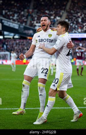 Jack Harrison von Leeds United (22) feiert mit seinem Teamkollegen Dan James von Leeds Utd, nachdem er 3rd Tore für seine Mannschaft erzielt hatte, um seinen Hattrick zu beenden. Premier League-Spiel, West Ham Utd gegen Leeds United am Sonntag, 16th. Januar 2022, im Londoner Stadion im Queen Elizabeth Olympic Park in London. Dieses Bild darf nur für redaktionelle Zwecke verwendet werden. Nur zur redaktionellen Verwendung, Lizenz für kommerzielle Nutzung erforderlich. Keine Verwendung bei Wetten, Spielen oder Veröffentlichungen in einem Club/einer Liga/einem Spieler. PIC von Lewis Mitchell/Andrew Orchard Sports Photography/Alamy Live News Stockfoto