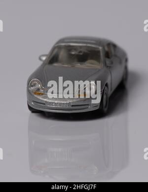 Produktfotografie- Spielzeug Porche 911 Modellauto auf reflektierendem weißem Hintergrund. Stockfoto