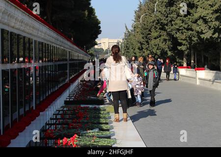 Menschen, die den Märtyrerfriedhof oder Shehidler Khiyabani am Jahrestag des 20th. Januar 1990 besuchen. Baku - Aserbaidschan Stockfoto