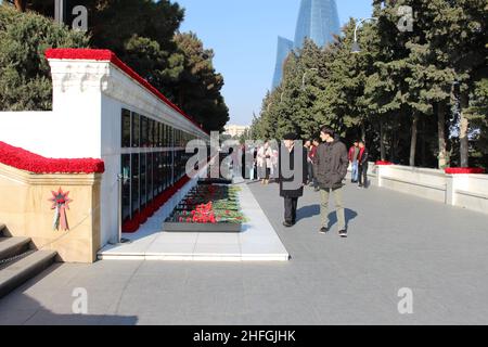 Menschen, die den Märtyrerfriedhof oder Shehidler Khiyabani am Jahrestag des 20th. Januar 1990 besuchen. Baku - Aserbaidschan Stockfoto