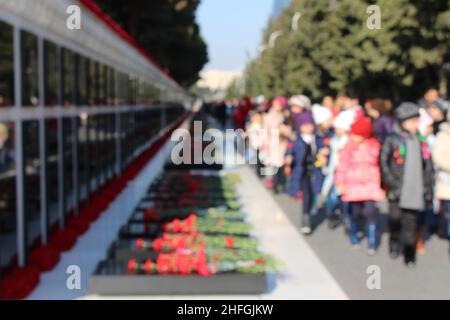 Menschen, die den Märtyrerfriedhof oder Shehidler Khiyabani am Jahrestag des 20th. Januar 1990 besuchen. Baku - Aserbaidschan: 19. Januar 2018. Stockfoto