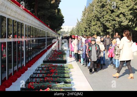 Menschen, die den Märtyrerfriedhof oder Shehidler Khiyabani am Jahrestag des 20th. Januar 1990 besuchen. Baku - Aserbaidschan: 19. Januar 2018. Stockfoto