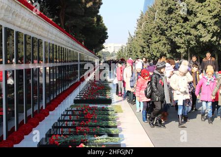 Menschen, die den Märtyrerfriedhof oder Shehidler Khiyabani am Jahrestag des 20th. Januar 1990 besuchen. Baku - Aserbaidschan: 19. Januar 2018. Stockfoto