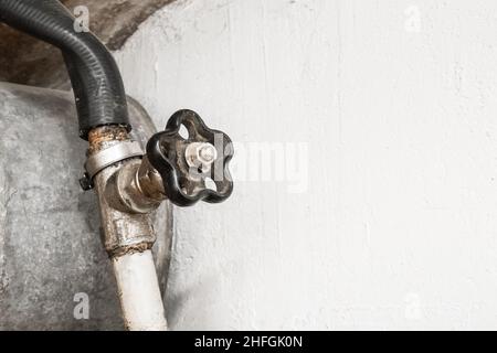 Steuerung Des Alten Wasserstahlrohrsystems Des Ventils. Stockfoto