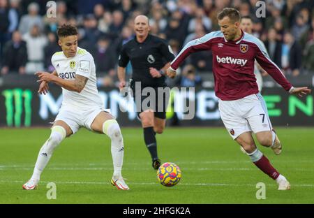 LONDON, Großbritannien JAN 16th Rodrigo Moreno (L) von Leeds United fordert Andriy Yarmolenko von West Ham United am Sonntag, den 16th. Januar 2022, im London Stadium, Stratford, für den Ball in der Premier League zwischen West Ham United und Leeds United. (Kredit: Michael Driver | MI Nachrichten) Kredit: MI Nachrichten & Sport /Alamy Live Nachrichten Stockfoto