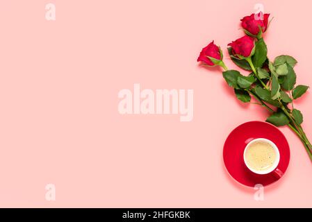 Rote Tasse Kaffee und Rosen auf rosa Hintergrund. Geburtstag, Mütter, Frauen oder Valentinstag Feier. Liebe und Dating-Konzept. Minimalistisch romantisch Stockfoto