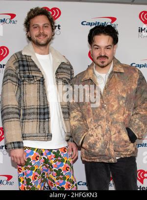 15. Januar 2022, Inglewood, Caliofrnia, USA: (L-R) Philipp Dausch und Clemens Rehbein von Milky Chance besuchen iHeartRadio Alter EGO presented by Capital One. (Bild: © Billy Bennight/ZUMA Press Wire) Stockfoto