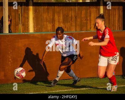 Crayford, London, Großbritannien. 16th Januar 2022. The Oakwood Stadium, Crayford, London, 16th. Januar 2022 Freda Ayisi (10 - Lewes Women) versucht, im Spiel zwischen Charlton Athletic Women und Lewes Women bei der FA Women's Championship im Oakwood Stadium, Crayford, London, am 16th. Januar 2022 die Rolle des Fußballspielers zu übernehmen Claire Jeffrey/SPP Credit: SPP Sport Drücken Sie Foto. /Alamy Live News Stockfoto