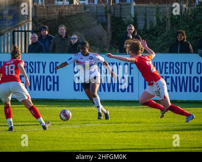 Crayford, London, Großbritannien. 16th Januar 2022. The Oakwood Stadium, Crayford, London, 16th. Januar 2022 Freda Ayisi (10 - Lewes Women) sucht den Pass im Spiel zwischen Charlton Athletic Women und Lewes Women bei der FA Women's Championship im Oakwood Stadium, Crayford, London am 16th. Januar 2022 Claire Jeffrey/SPP Credit: SPP Sport Press Photo. /Alamy Live News Stockfoto