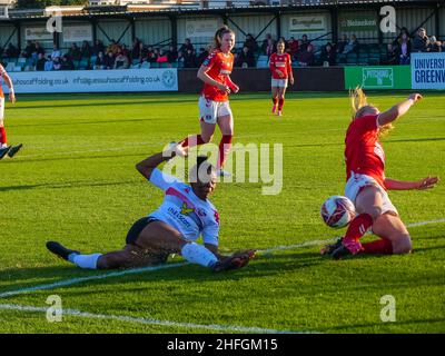 Crayford, London, Großbritannien. 16th Januar 2022. The Oakwood Stadium, Crayford, London, 16th January 2022 INI Umotong (15 - Lewes Women) bekommt einen Schuss in das Spiel zwischen Charlton Athletic Women und Lewes Women bei der FA Women's Championship im Oakwood Stadium, Crayford, London am 16th. Januar 2022 Claire Jeffrey/SPP Credit: SPP Sport Press Photo. /Alamy Live News Stockfoto