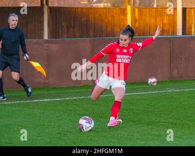 Crayford, London, Großbritannien. 16th Januar 2022. The Oakwood Stadium, Crayford, London, 16th. Januar 2022 Megan Wynne (Charlton Athletic 14) peitscht bei der FA Women's Championship im Oakwood Stadium, Crayford, London, am 16th. Januar 2022 im Spiel zwischen Charlton Athletic Women und Lewes Women in der FA Women's Championship im Oakwood Stadium, Crayford, London, ein Kreuz. Claire Jeffrey/SPP Credit: SPP Sport Press Photo. /Alamy Live News Stockfoto