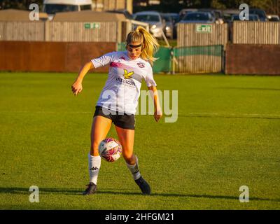 Crayford, London, Großbritannien. 16th Januar 2022. The Oakwood Stadium, Crayford, London, 16th. Januar 2022 Rebecca McKenna (18 - Lewes Women) hat den Ball im Spiel zwischen Charlton Athletic Women und Lewes Women bei der FA Women's Championship im Oakwood Stadium, Crayford, London am 16th. Januar 2022 unter Kontrolle Claire Jeffrey/SPP Credit: SPP Sport Drücken Sie Foto. /Alamy Live News Stockfoto