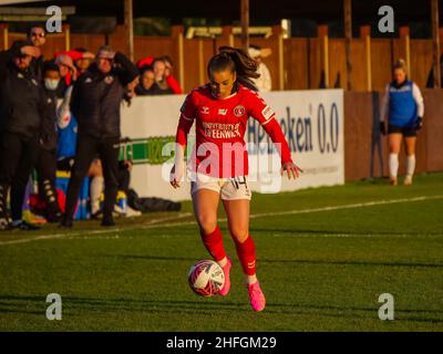 Crayford, London, Großbritannien. 16th Januar 2022. The Oakwood Stadium, Crayford, London, 16th. Januar 2022 Megan Wynne (Charlton Athletic 14) nimmt den Ball im Spiel zwischen Charlton Athletic Women und Lewes Women bei der FA Women's Championship im Oakwood Stadium, Crayford, London am 16th. Januar 2022 unter Kontrolle Claire Jeffrey/SPP Credit: SPP Sport Press Photo. /Alamy Live News Stockfoto