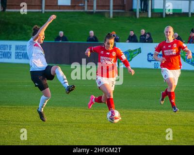 Crayford, London, Großbritannien. 16th Januar 2022. The Oakwood Stadium, Crayford, London, 16th. Januar 2022 Megan Wynne (Charlton Athletic 14) stiehlt den Ball im Spiel zwischen Charlton Athletic Women und Lewes Women bei der FA Women's Championship im Oakwood Stadium, Crayford, London am 16th. Januar 2022 Claire Jeffrey/SPP Credit: SPP Sport Press Photo. /Alamy Live News Stockfoto