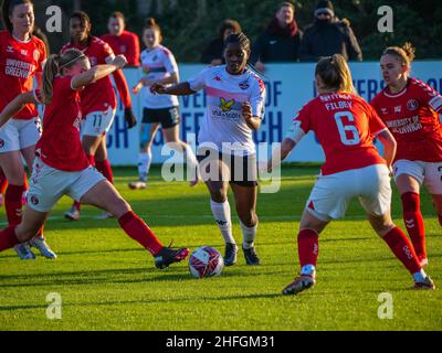 Crayford, London, Großbritannien. 16th Januar 2022. The Oakwood Stadium, Crayford, London, 16th. Januar 2022 Freda Ayisi (10 - Lewes Women) versucht, den Ball im Spiel zwischen Charlton Athletic Women und Lewes Women bei der FA Women's Championship im Oakwood Stadium, Crayford, London, am 16th. Januar 2022 zu stehlen Claire Jeffrey/SPP Credit: SPP Sport Drücken Sie Foto. /Alamy Live News Stockfoto