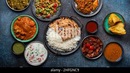 Authentische indische Gerichte und Snacks Stockfoto