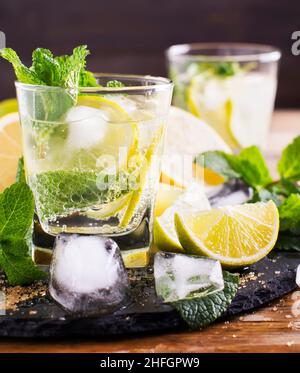 Mojito-Cocktail. Minze, Limette, Eis Zutaten für die Herstellung und Bar Utensilien. Draufsicht. Platz für Text kopieren. Selektiver Fokus. Stockfoto