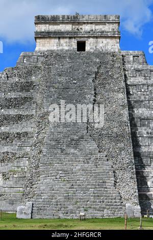 La Pirámide, Tempel von Kukulcán (Templo de Kukulkán - El Castillo), Chichén Itzá, Bundesstaat Yucatán, Mexiko, Nordamerika, UNESCO-Weltkulturerbe Stockfoto
