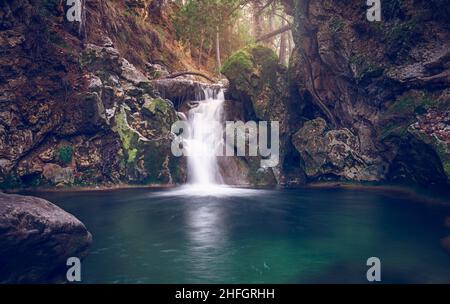 Der Fluss Linarejos, der durch die Sierra de Cazorla, Segura und las Villas führte. Kleiner Wasserfall am Guadalquivir-Fluss in Cazorla. Herbst auf dem Stockfoto