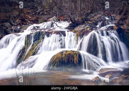 Der Guadalquivir-Fluss, der durch den geschlossenen Utrero fließt. Kleiner Wasserfall am Guadalquivir-Fluss in Cazorla. Herbst auf dem Fluss Stockfoto