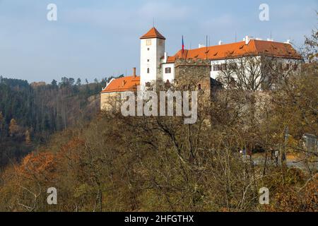 Burg Bitov, Südmähren, Tschechische Republik, Burg Bitov liegt auf einem Hügel über dem Damm Vranov in der Nähe von Vranov nad Dyji Stadt und Znojmo Stadt, Gotik und Renaissance Stockfoto