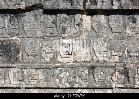 Tzompantli oder Skull Platform (Plataforma de los Cráneos), Chichén Itzá, Bundesstaat Yucatán, Mexiko, Nordamerika, UNESCO-Weltkulturerbe Stockfoto