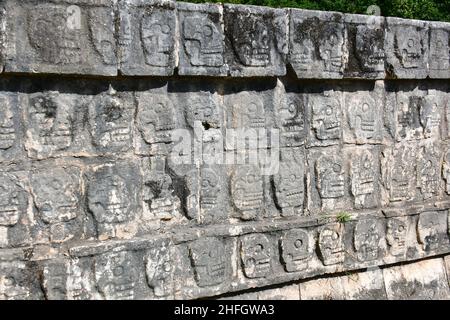 Tzompantli oder Skull Platform (Plataforma de los Cráneos), Chichén Itzá, Bundesstaat Yucatán, Mexiko, Nordamerika, UNESCO-Weltkulturerbe Stockfoto