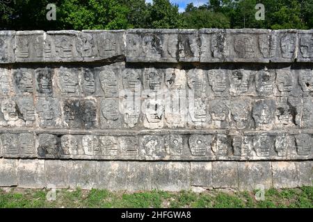 Tzompantli oder Skull Platform (Plataforma de los Cráneos), Chichén Itzá, Bundesstaat Yucatán, Mexiko, Nordamerika, UNESCO-Weltkulturerbe Stockfoto