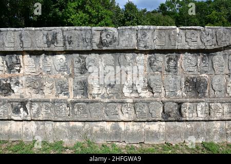 Tzompantli oder Skull Platform (Plataforma de los Cráneos), Chichén Itzá, Bundesstaat Yucatán, Mexiko, Nordamerika, UNESCO-Weltkulturerbe Stockfoto