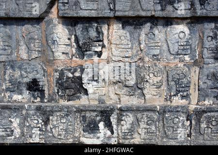 Tzompantli oder Skull Platform (Plataforma de los Cráneos), Chichén Itzá, Bundesstaat Yucatán, Mexiko, Nordamerika, UNESCO-Weltkulturerbe Stockfoto