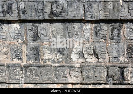 Tzompantli oder Skull Platform (Plataforma de los Cráneos), Chichén Itzá, Bundesstaat Yucatán, Mexiko, Nordamerika, UNESCO-Weltkulturerbe Stockfoto