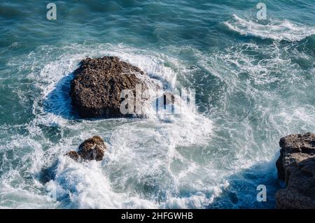 Antenne drone Ausblick auf das Meer und die Wellen, die auf den Felsen. Stockfoto