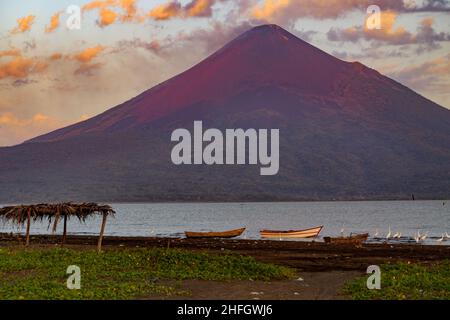 Volcan Momotombo nach Eruptionen im Jahr 2016, am Ufer des Xolotlan Sees. Stockfoto