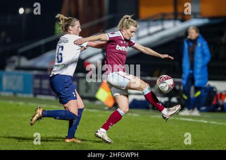 London, Großbritannien. 16th Januar 2022. London, England, 16th. Januar 2022 Aktion während des Fußballspiels der FA Womens Super League zwischen Tottenham Hotspur und West Ham im Hive Stadium in London. Frauen, Fußball, WSL. Richard Callis/SPP Kredit: SPP Sport Pressefoto. /Alamy Live News Stockfoto