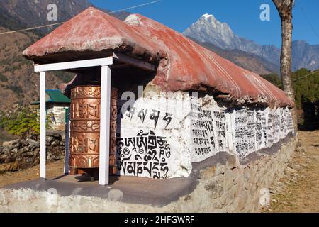 Mani Gebetswände und Gebetsräder im Khumbu Tal in der Nähe von Lukla Stadt, Solukhumbu, Weg zum Everest Basislager, Nepal Himalaya Berge Stockfoto